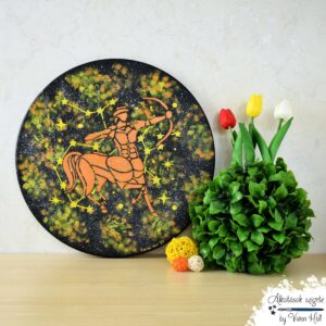 40 cm átmérőjű csillagjegyes festmény, Nyilas mintával, sárgás-narancsos színárnyalatban